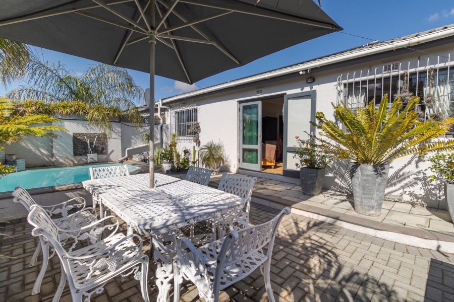 5 Bedroom Property for Sale in Loucharmante Western Cape